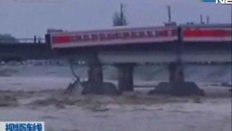 Un tren a ramas suspendat in China pe un pod rupt de ape