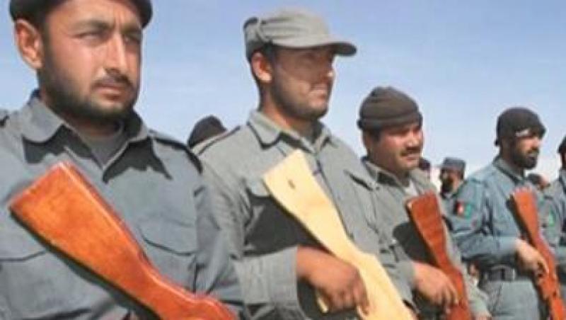 VIDEO! Soldatii afgani, instructie cu arme din... lemn!