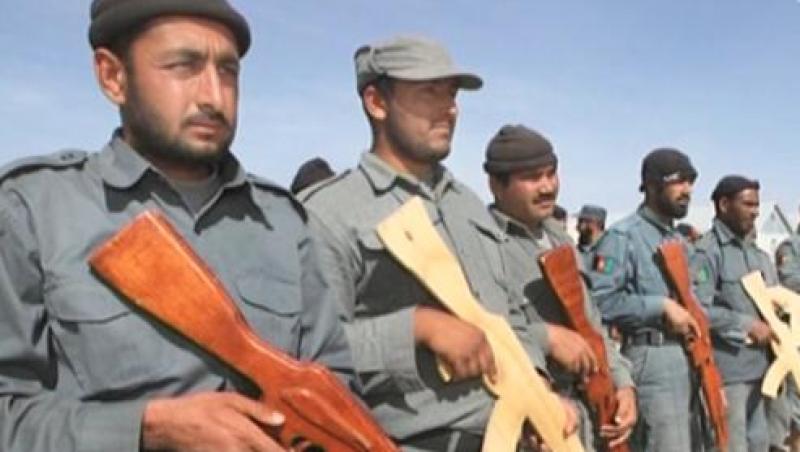 VIDEO! Soldatii afgani, instructie cu arme din... lemn!