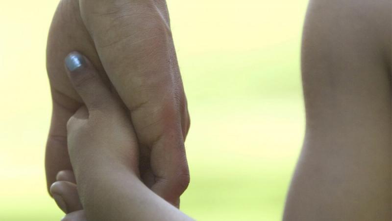 VIDEO! O fetita de 3 ani si-a salvat tatal intoxicat cu medicamente