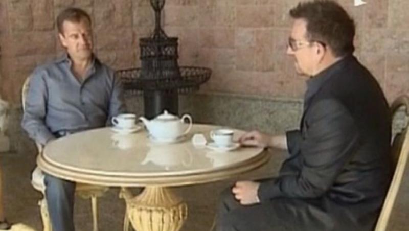 VIDEO! Solistul U2, Bono, s-a intalnit cu presedintele rus Dimitri Medvedev