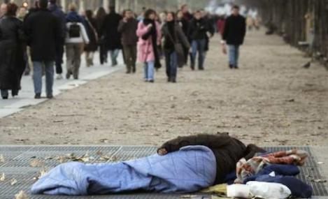 Romilor le place Parisul: Champs Elysees, noul "domiciliu" al persoanelor fara adapost