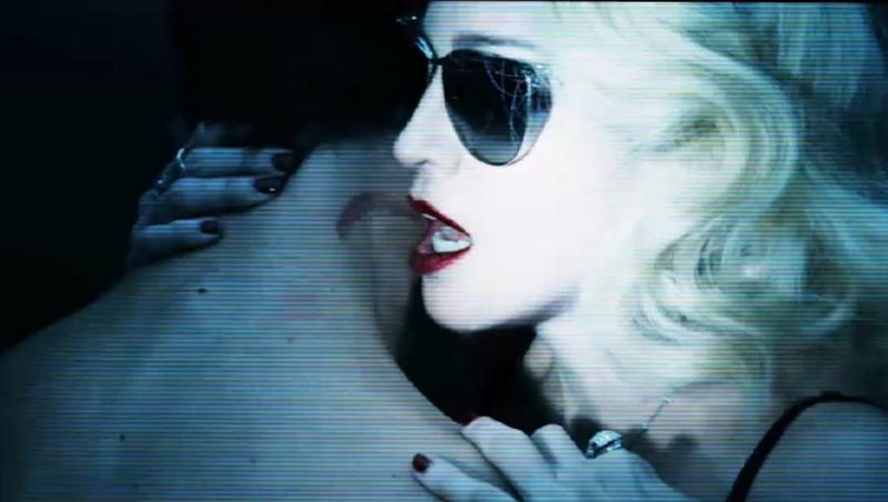 Madonna lanseaza o controversata linie vestimentara pentru adolescenti