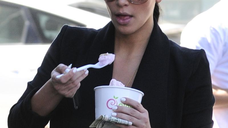 Kim Kardashian se infunda cu iaurt