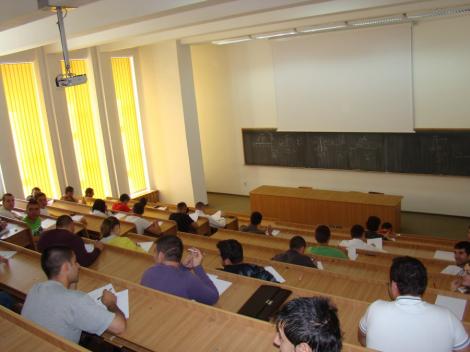 Mii de studenti, obligati sa repete examenul de licenta