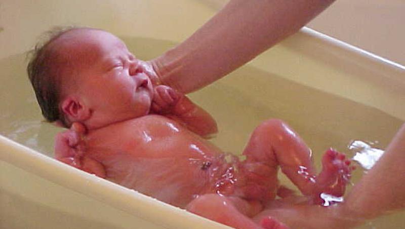 Cum ii faci baie in siguranta bebelusului