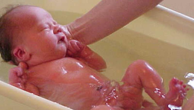 Cum ii faci baie in siguranta bebelusului