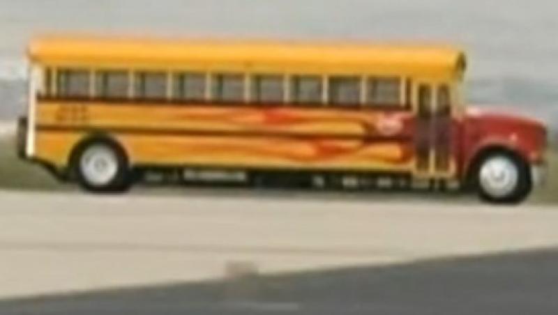 VIDEO / 600 km/h la volanul unui... autobuz scolar