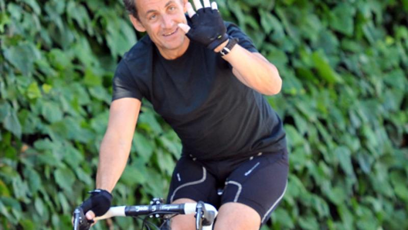 Nicholas Sarkozy se mentine cu bicicleta