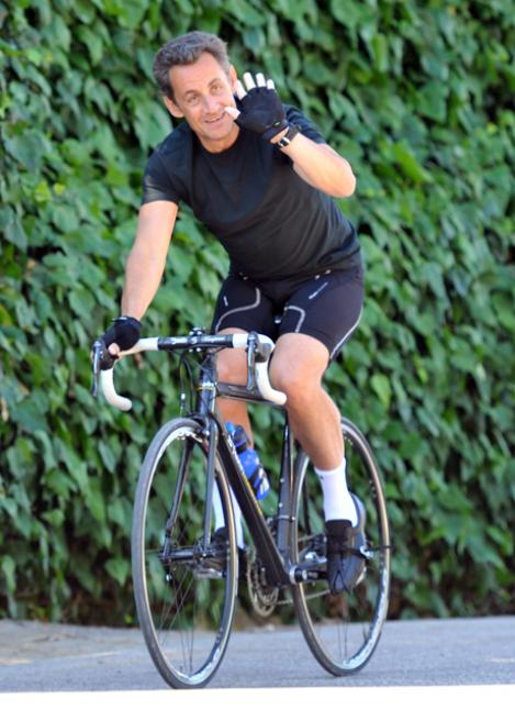 Nicholas Sarkozy se mentine cu bicicleta