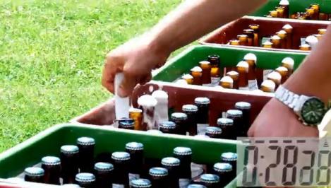 Record: 200 de sticle de bere desfacute in 80 de secunde!