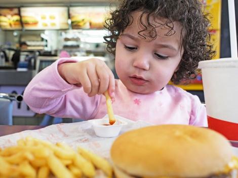 Alimentatia nesanatoasa la copii, daunatoare dezvoltarii creierului