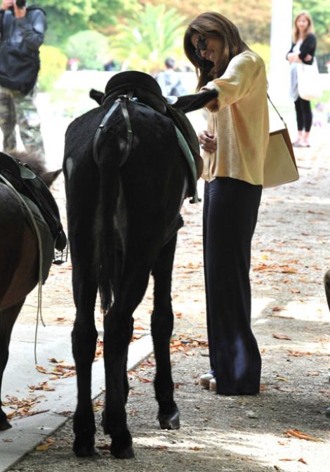 FOTO! Eva Mendes, irezistibila pana si.. magarilor parizieni