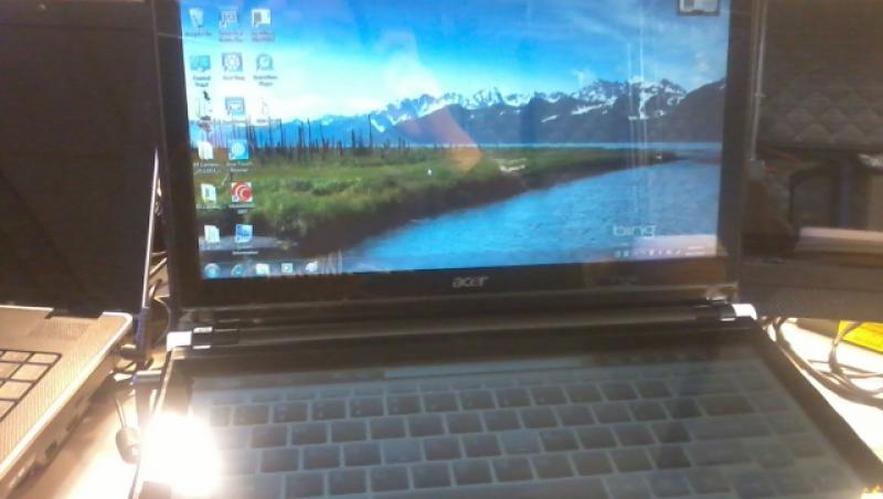 FOTO! Vezi cum arata un laptop cu doua ecrane tactile!