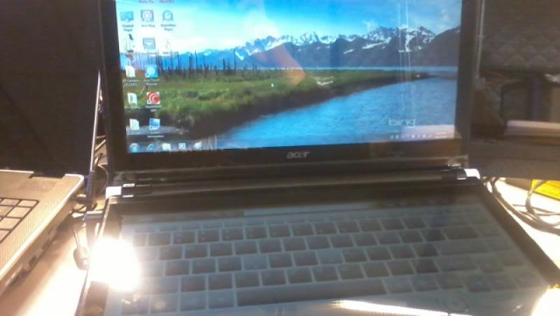 FOTO! Vezi cum arata un laptop cu doua ecrane tactile!