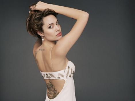 Angelina Jolie: "Imi iubesc tatuajele!"