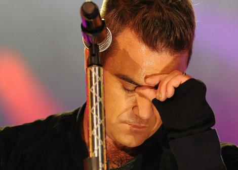 Robbie Williams a uitat versurile melodiei Feel in fata a 60.000 de spectatori