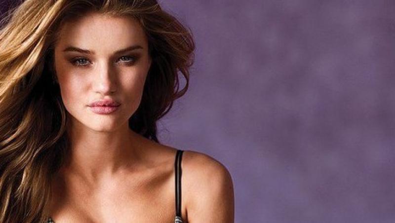 FOTO! Rosie Huntington Whiteley in catalogul Victoria's Secrets