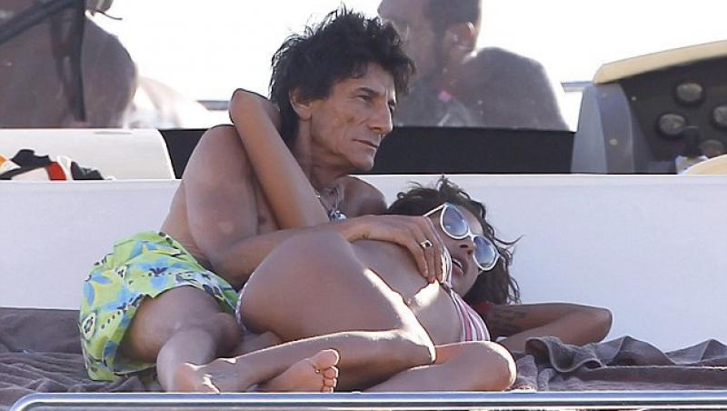 FOTO! Ronnie Wood si-a petrecut vacanta alaturi de iubita cu 33 de ani mai tanara