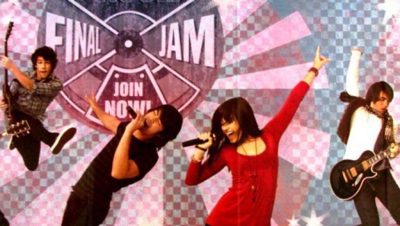 VIDEO! Doi tineri romani canta pe coloana sonora Camp Rock 2