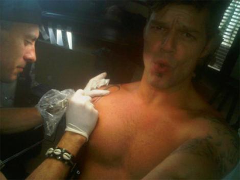 Ricky Martin, pozat in timp ce se tatua