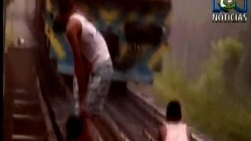 VIDEO! De dragul jocului, isi risca viata pe sinele de tren