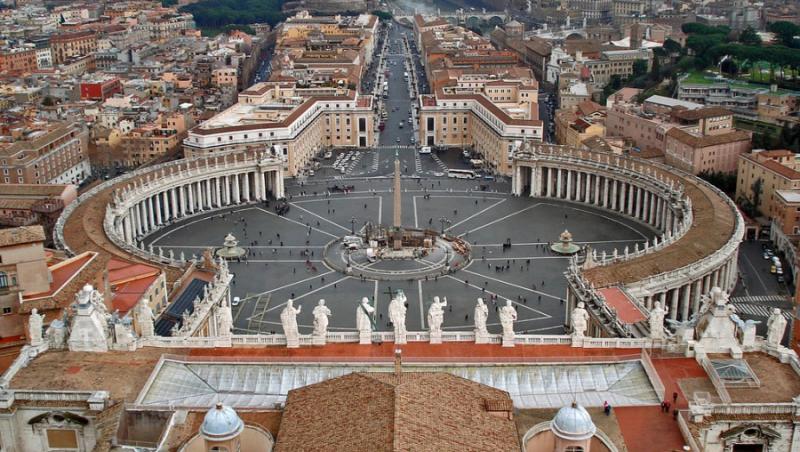 Guvernatorul Bancii Vaticanului, anchetat pentru spalare de bani