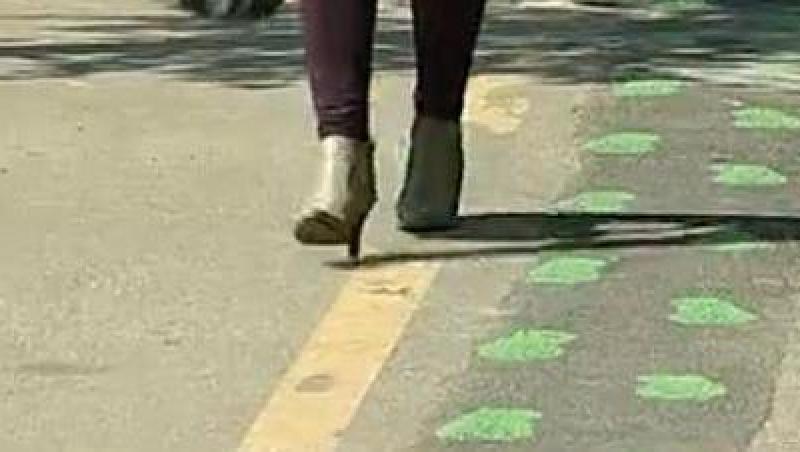 Primaria Capitalei n-are bani pentru asfaltarea strazilor, dar cheltuie milioane de euro pentru urme de pasi pe trotuare
