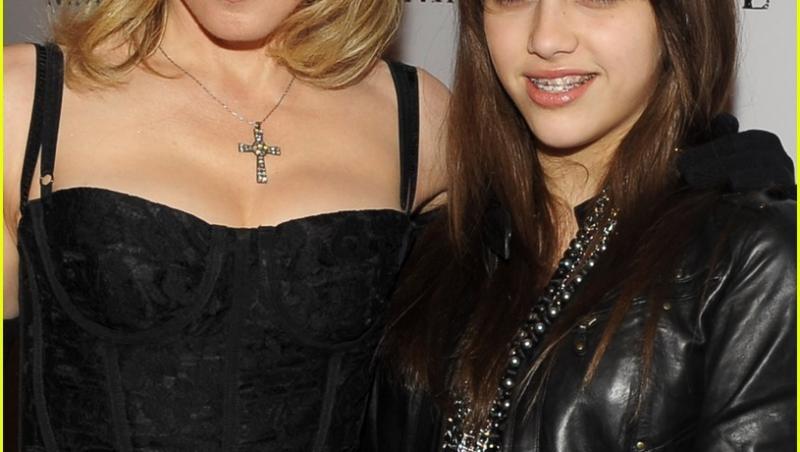 Madonna si-a lansat oficial noua marca de imbracaminte impreuna cu fiica ei