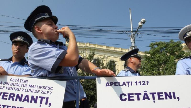 UPDATE / Mitingul politistilor: Protestatarii au aruncat cu caschetele in curtea Palatului Cotroceni