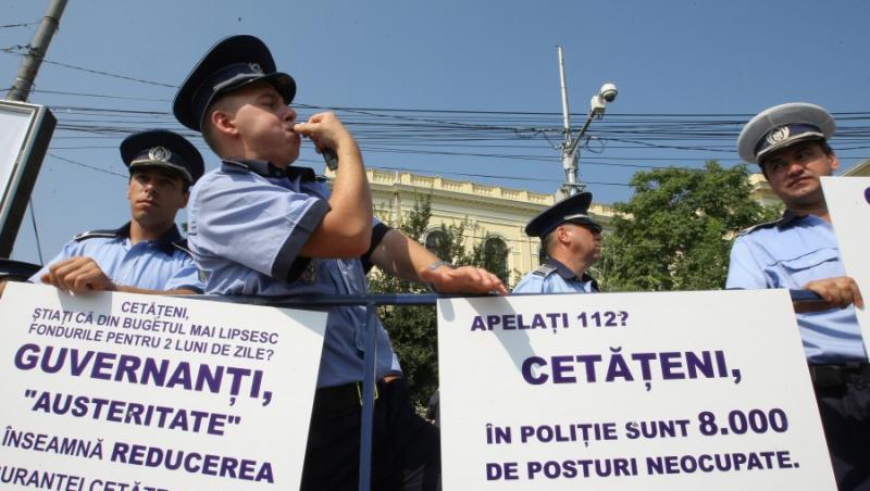 UPDATE / Mitingul politistilor: Protestatarii au aruncat cu caschetele in curtea Palatului Cotroceni