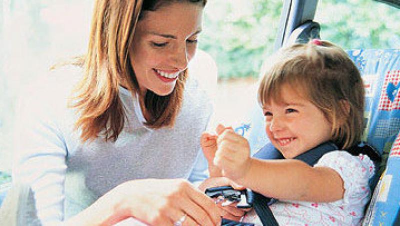 Cinci masuri de siguranta cand mergi cu copiii in masina