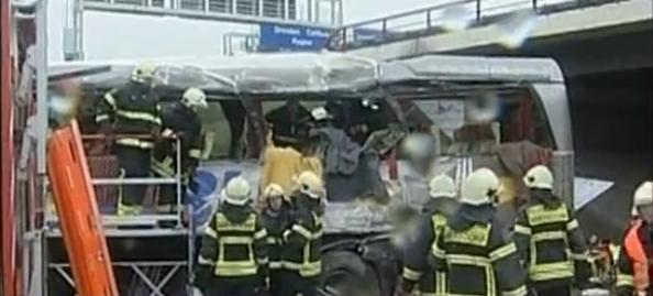 Berlin: 12 morti si 30 de raniti, dupa ce un autobuz s-a izbit de un pod