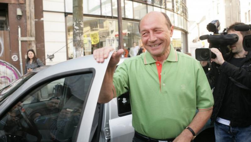 VIDEO! Basescu, cu Loganul in traficul din Capitala