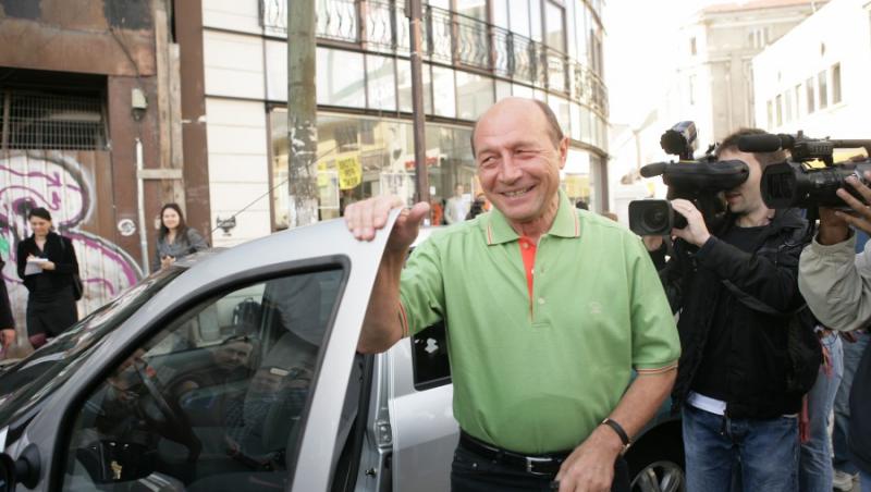 VIDEO! Basescu, cu Loganul in traficul din Capitala