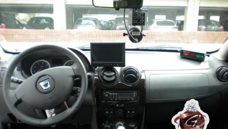 FOTO / Atentie, radar! Dacia Duster cu girofaruri
