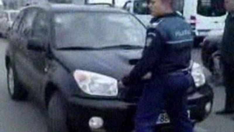 VIDEO! Un politist a fost luat pe capota de o soferita in Pipera