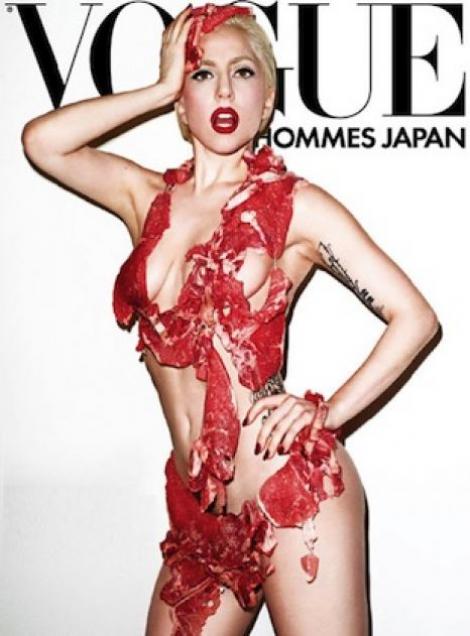 Lady Gaga a pozat imbracata in carne cruda