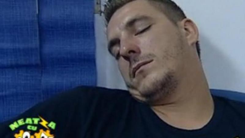 VIDEO! Mayer a adormit in culise la Neatza