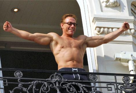 Jean Claude Van Damme se plimba prin Bucuresti