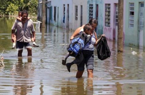 Inundatiile fac ravagii in America Centrala si Japonia