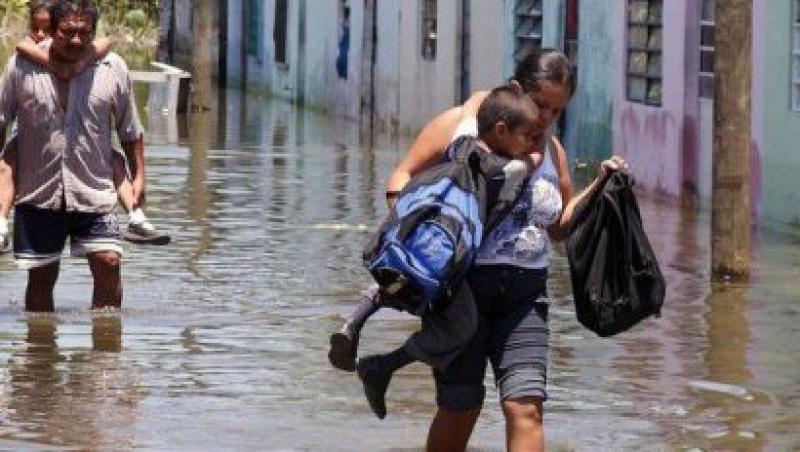 Inundatiile fac ravagii in America Centrala si Japonia