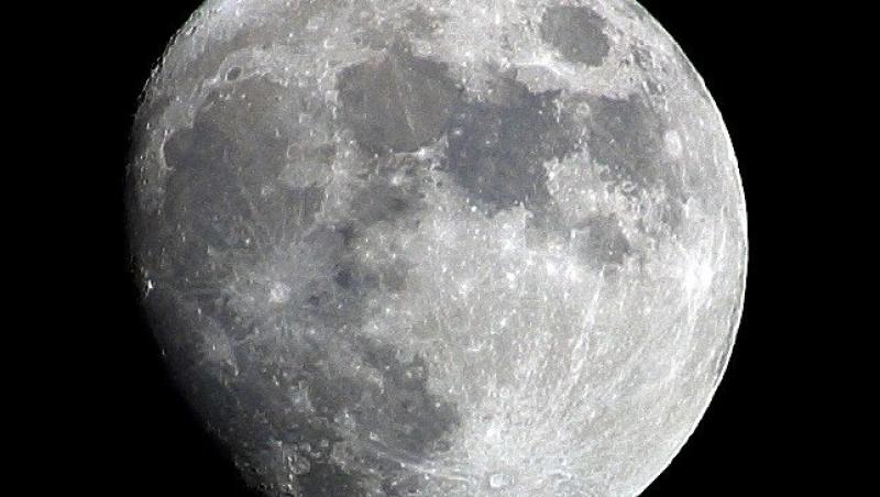Studiu: Apa de pe Luna provine de la comete