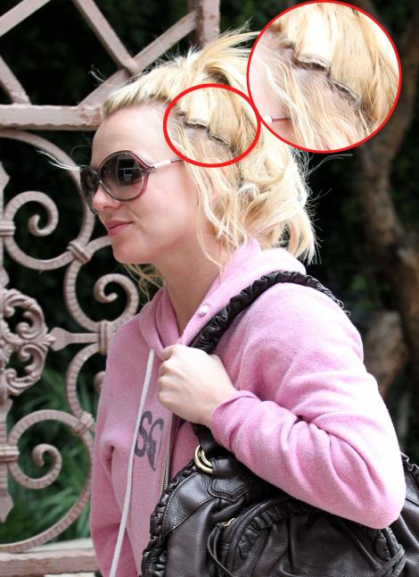 FOTO! Britney Spears si-a pierdut extensiile de par pe strada