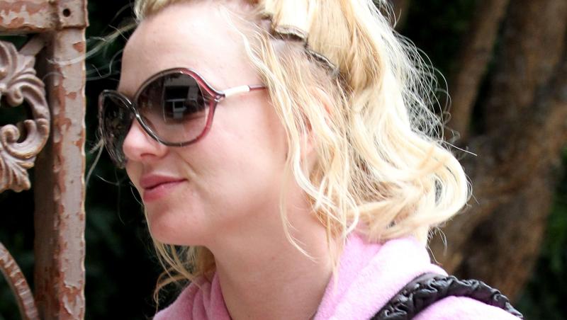 FOTO! Britney Spears si-a pierdut extensiile de par pe strada