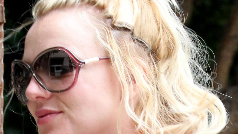 FOTO! Britney Spears si-a pierdut extensiile de par pe strada