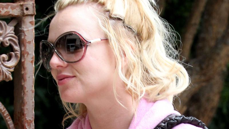 FOTO! Britney Spears si-a pierdut extensiile de par pe strada