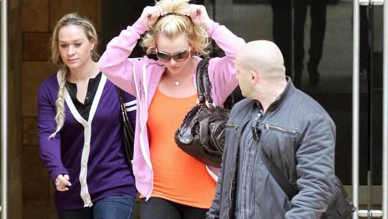 FOTO! Britney Spears si-a pierdut extensiile de par pe strada