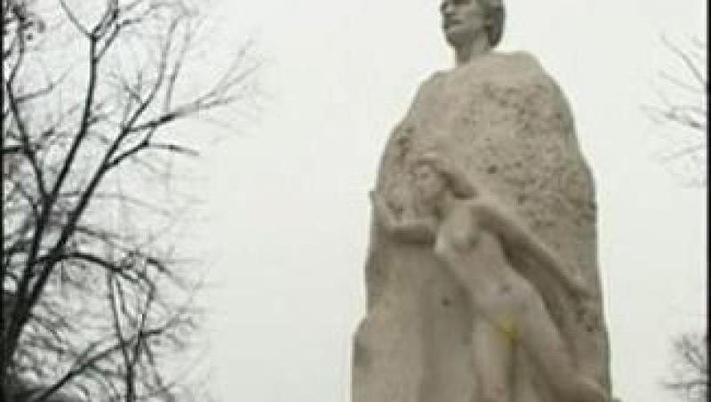 Galati: Statuia lui Mihai Eminescu a fost vandalizata