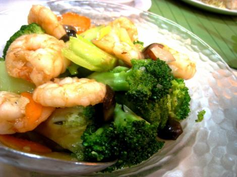 VIDEO! Reteta: creveti cu usturoi si mere la gratar cu broccoli
